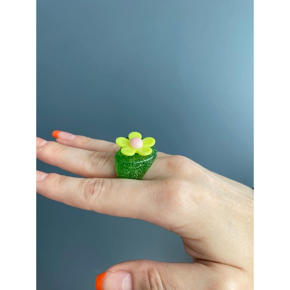 Y2K green sparkly flower ring, 7.5 - Picture 4 of 9